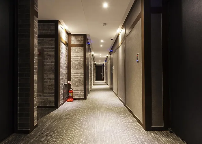Leaders Hotel
